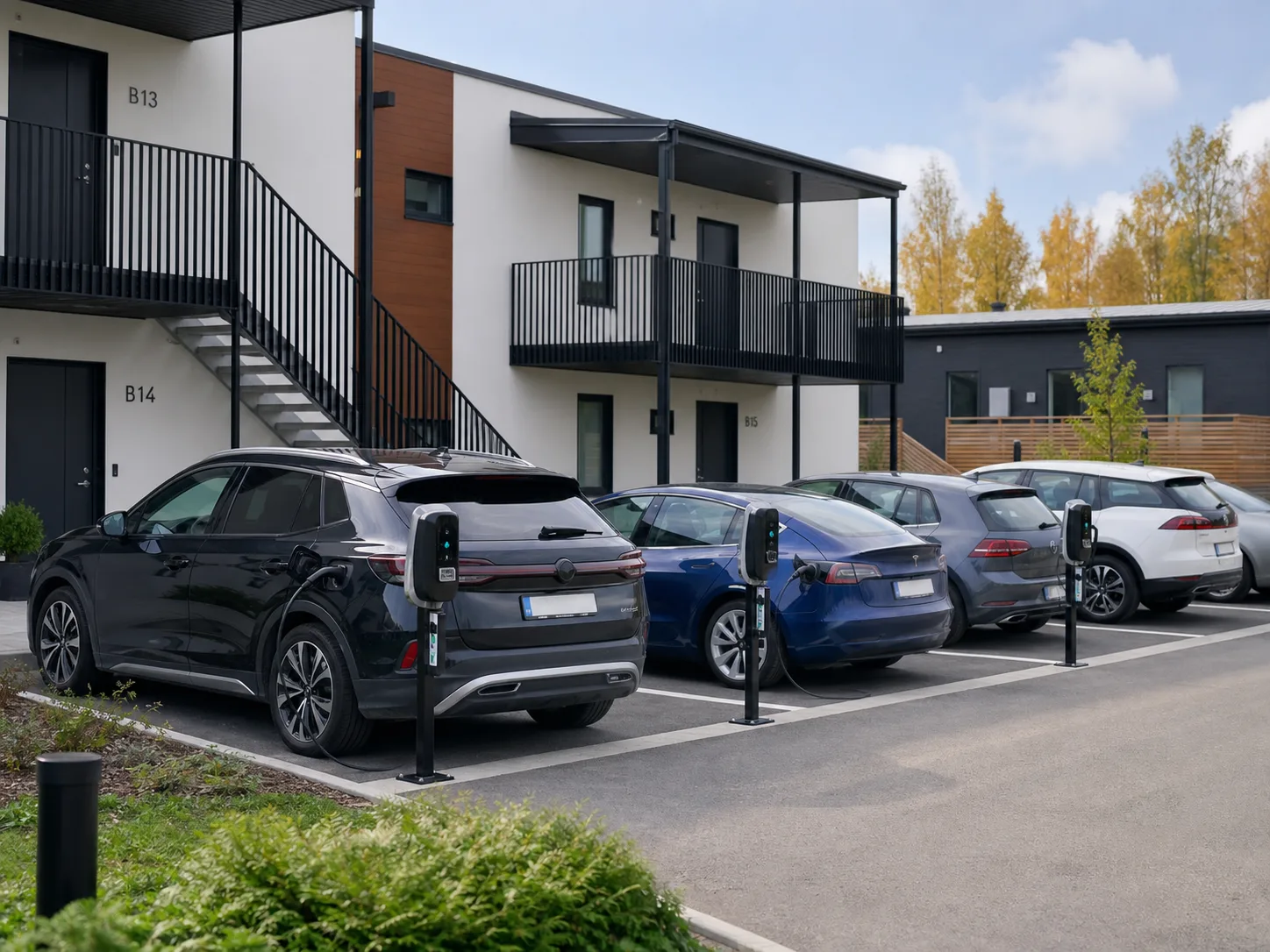 Taloyhtiön sähköautojen latauspisteet parkkipaikalla